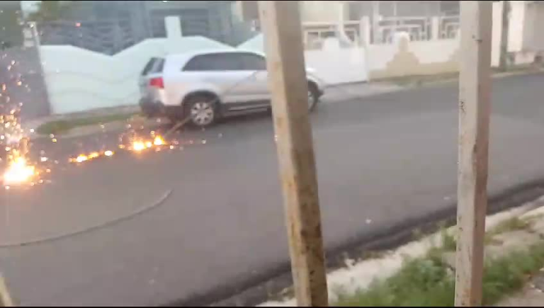 Yipeta se incendia en Santo Domingo Este tras caída de cable eléctrico